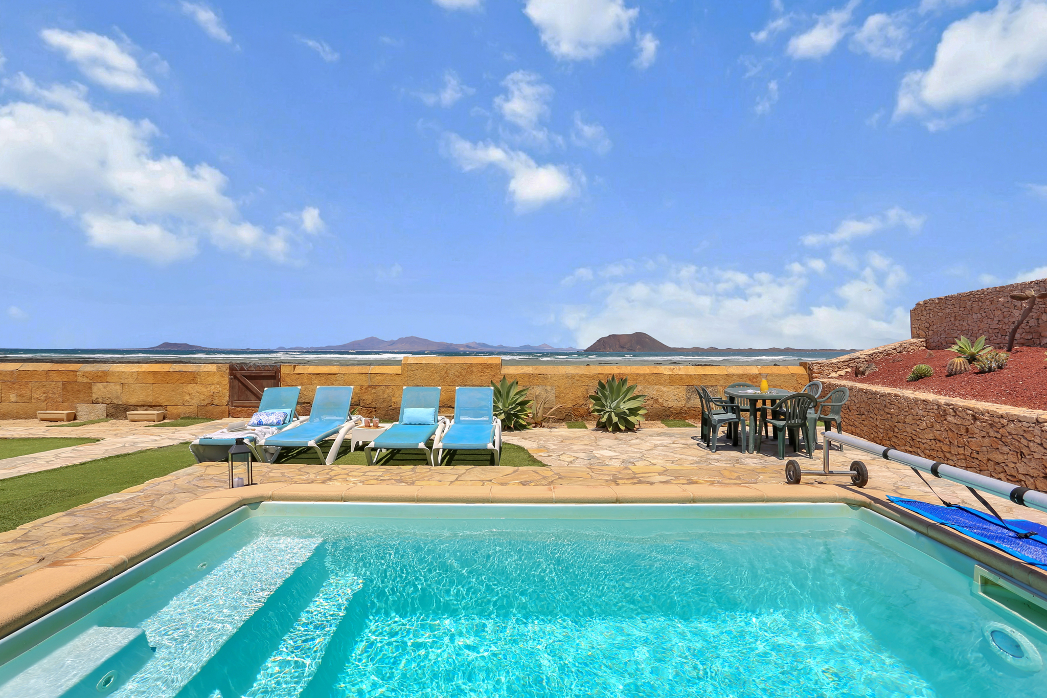 El Castillito, villa en primera línea de playa